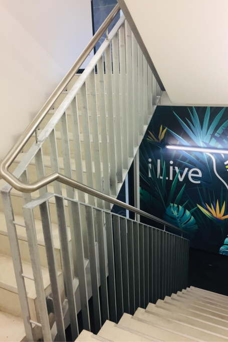 Treppenhausgeländer Stahl Treppenhausgeländer Stahl mit Edelstahl Handlauf