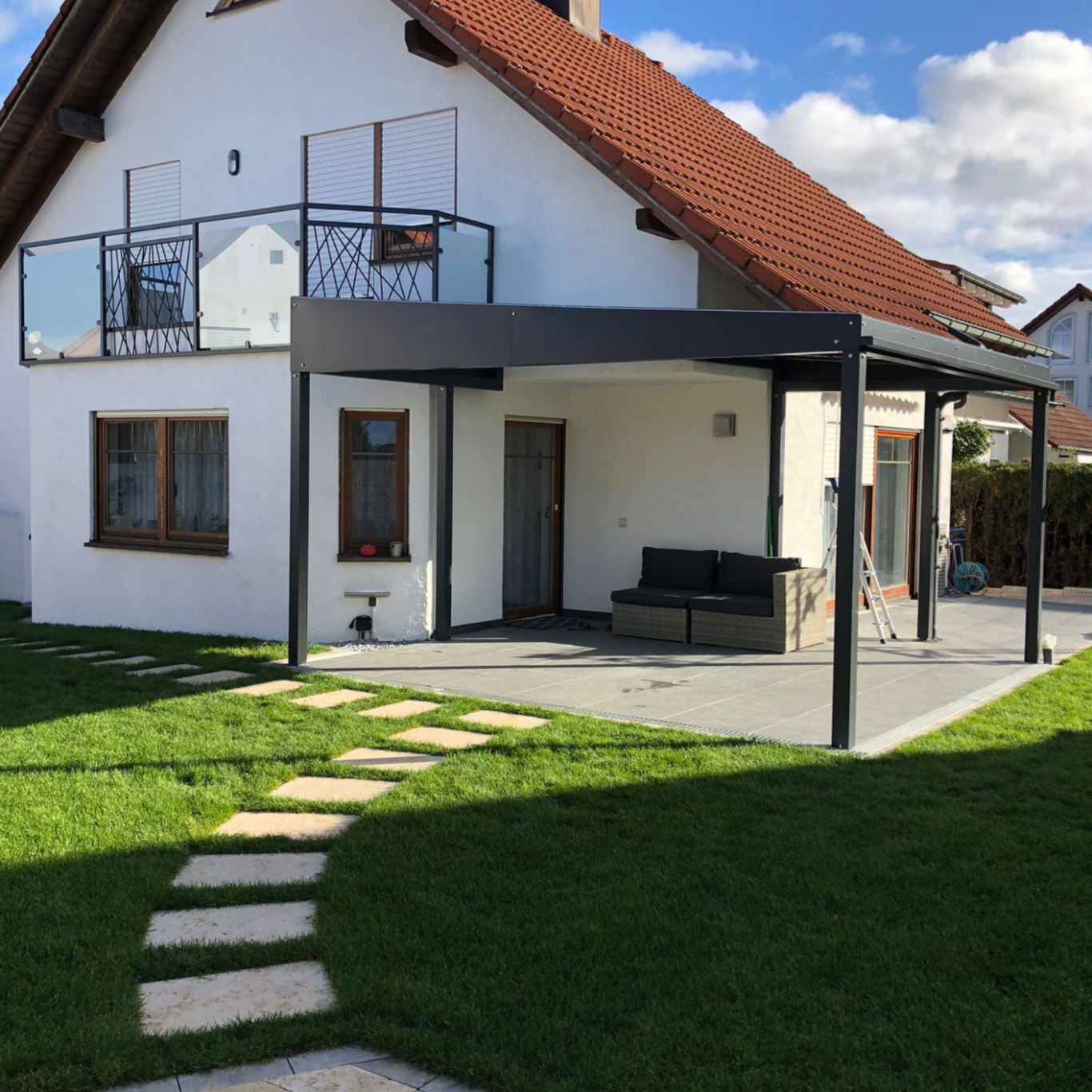 Balkongeländer Stahl, Terrassenüberdachung Balkongeländer Stahl mit Stäben und Glas kombiniert, passende Terrassenüberdachung