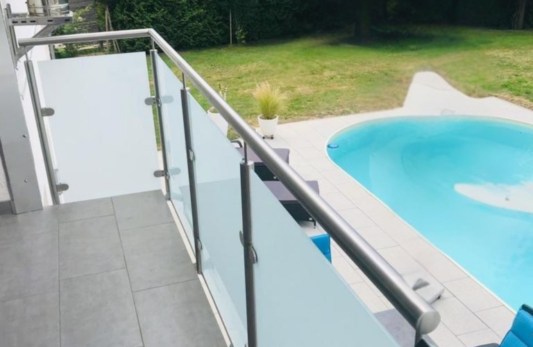 Edelstahlgländer mit Milchglas Edelstahlgländer mit Milchglas