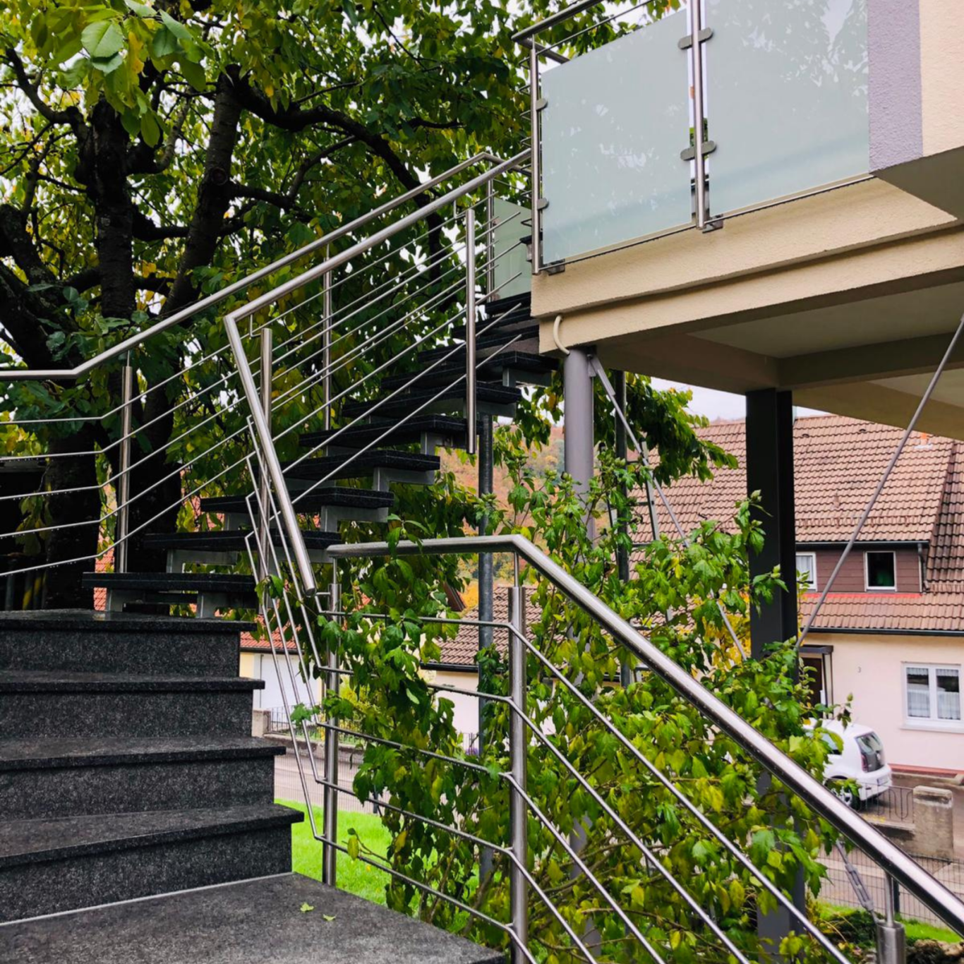 Edelstahlgeländer Außenbereich Edelstahlgeländer mit Podestgeländer aus Glas