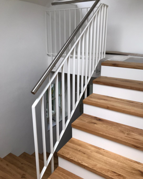 Stahltreppengeländer weiß Stahltreppengeländer pulverbeschichtet weiß, mit Edelstahlhandlauf