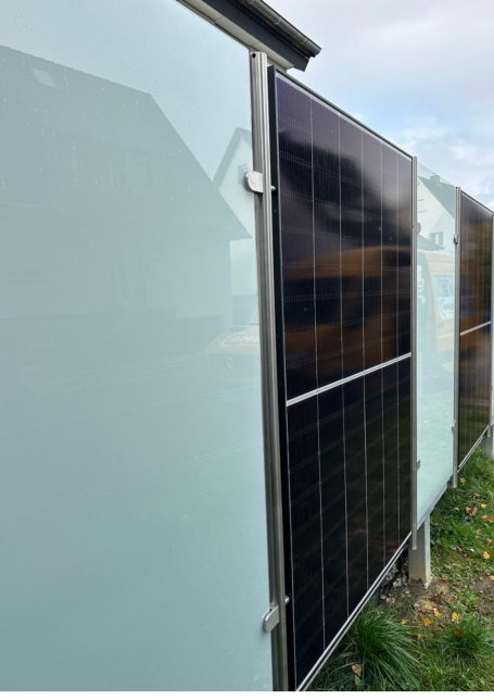 Sichtschutz mit Solarpaneelen Gartensichtschutz mit Solarpaneelen kombiniert