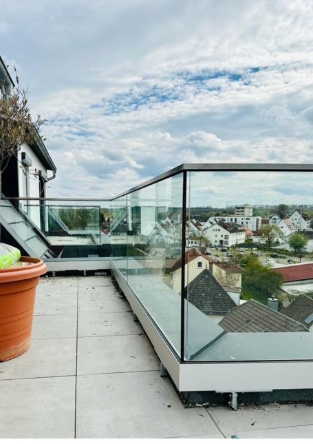 Terrassengeländer Verglast Balkon-/Terrassengeländer aus Klarglas mit durchgehendem Handlauf